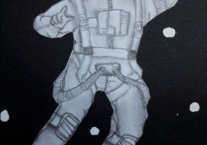 Obraz przedstawia kosmonautę unoszącego się w czarnej przestrzeni kosmicznej. Kosmonauta narysowany jest ołówkiem, widać wszystkie szczegóły jego uniformu. W przestrzeni są cztery niewielkie gwiazdy.